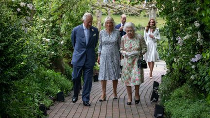 Le prince Charles, son épouse Camilla et la reine Elizabeth II marchent devant le prince William et son épouse Kate, le 11 juin 2021, avant une réception en marge du G7 à Cornwall (Royaume-Uni). (WPA POOL / GETTY IMAGES EUROPE)