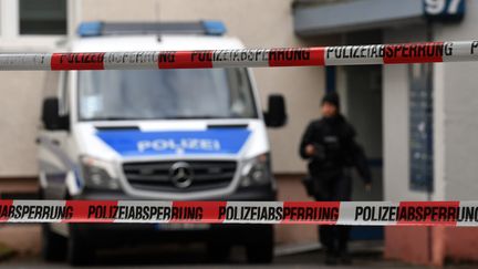 La police allemande sécurise&nbsp;la zone de l'appartement dans lequel des explosifs ont été retrouvés, le 9 octobre 2016 à Chemnitz (est). (HENDRIK SCHMIDT / DPA / AFP)