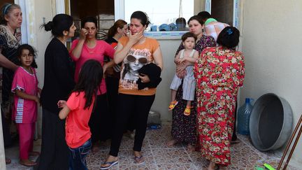 Des familles chr&eacute;tiennes d'Irak habitant &agrave; Mossoul et r&eacute;fugi&eacute;es &agrave; Arbil, le 19 juillet 2014. (DILEK MERMER / ANADOLU AGENCY / AFP)