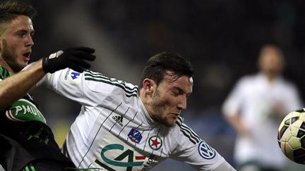 Duel entre le Stéphanois Riki et le joueur du Red Star Pierrick Cros (FRANCK FIFE / AFP)