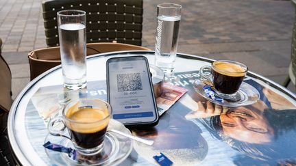 Un pass sanitaire à la terrasse d'un café à Toulouse (Haute-Garonne), le 25 juillet 2021. (SANDRINE MARTY / HANS LUCAS / AFP)