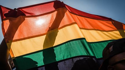 Un drapeau arc-en-ciel, symbole de la communauté LGBT, lors de la Gay Pride à Durban, en Afrique du Sud, en juin 2018.&nbsp; (RAJESH JANTILAL / AFP)