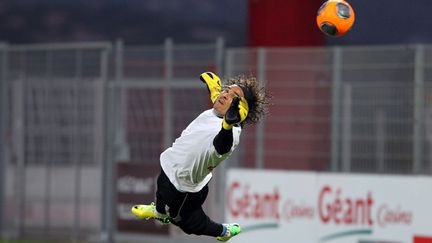 Le portier mexicain Guillermo Ochoa s'envole (PASCAL POCHARD-CASABIANCA / AFP)