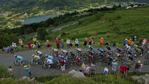 Les coureurs du Tour de France lors de la 17e &eacute;tape du Tour de France, entre Saint-Gaudens et Saint-Lary Pla d'Adet, le 23 juillet 2014.&nbsp; (LIONEL BONAVENTURE / AFP)