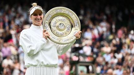 La Tchèque Marketa Vondrousova s'est imposée en deux sets face à Ons Jabeur en finale de Wimbledon, le samedi 15 juillet, pour gagner son premier Majeur en carrière. (SEBASTIEN BOZON / AFP)