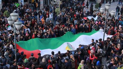 Des Tunisiens déploient un drapeau palestinien à Sfax, le 7 décembre 2017, pour protester contre la reconnaissance par Donald Trump de Jérusalem comme capitale de l'Etat hébreu. (Houssem Zouari / Anadolu Agency )