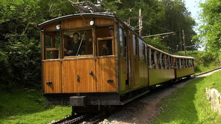 Le train à crémaillère emmène les voyageurs au sommet de la Rhune.&nbsp; (BOB EDME/AP/SIPA/AP/SIPA / AP)