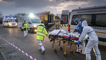 Un patient atteint du Covid-19 évacué d'un hôpital de Mulhouse (Haut-Rhin) vers un TGV médicalisé, le 29 mars 2020. (SEBASTIEN BOZON / AFP)