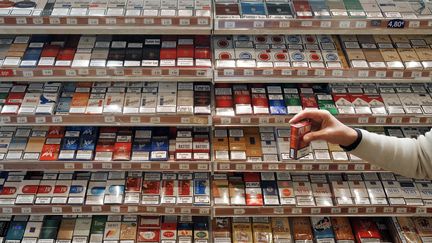 Dans un bureau de tabac &agrave; Bordeaux (Gironde), le 14 octobre 2009. (PIERRE ANDRIEU / AFP)