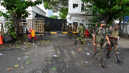 Les membres de la sécurité du personnel de&nbsp;la résidence "Temple Trees" de l'ex-Premier ministre Mahinda Rajapaksa à Colombo (Sri Lanka), le 10 mai 2022. (ISHARA S. KODIKARA / AFP)