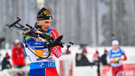 Le Français Emilien Jacquelin lors du relais de Kontiolahti, le 1er décembre 2022. (MAXPPP)