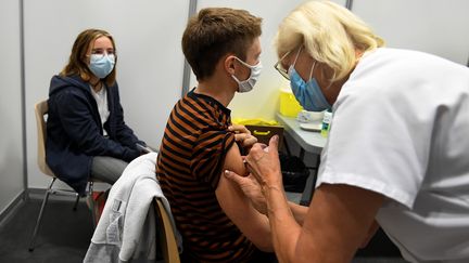 Des adolescents se font vacciner à Bourg-en-Bresse, le 31 août 2021.&nbsp; (LAURENT THEVENOT / MAXPPP)