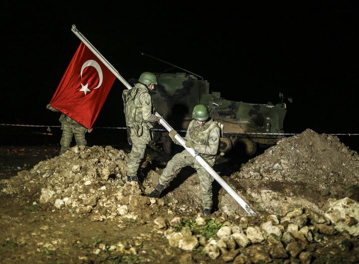 Des soldats plantent le drapeau turc sur le lieu de la relocalisation de la d&eacute;pouille de Soulemane Shah, le 22 f&eacute;vrier 2015 pr&egrave;s d'Alep (Syrie).&nbsp; (FIRAT YURDAKUL / ANADOLU AGENCY / AFP)