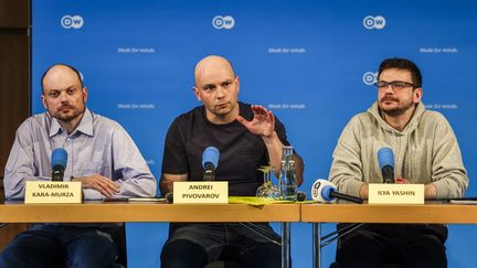 Trois opposants au régime de Vladimir Poutine, libérés dans le cadre d'un accord entre la Russie et des pays occidentaux, donnent une conférence de presse à Bonn (Allemagne), le 2 août 2024. (CHRISTOPH REICHWEIN / DPA / AFP)