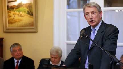 Le sénateur socialiste de Loire-Atlantique Yannick Vaugrenard durant une conférence de presse le 28 novembre 2012 sur le projet d'aéroport à Notre-Dame-des-Landes. (PIERRE VERDY / AFP)