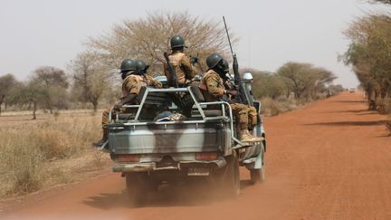 Militaires du Burkina Faso patrouillant sur la route de&nbsp;Gorgadji (nord-est du Burkina) le 3 mars 2019 (REUTERS - LUC GNAGO / X01459)