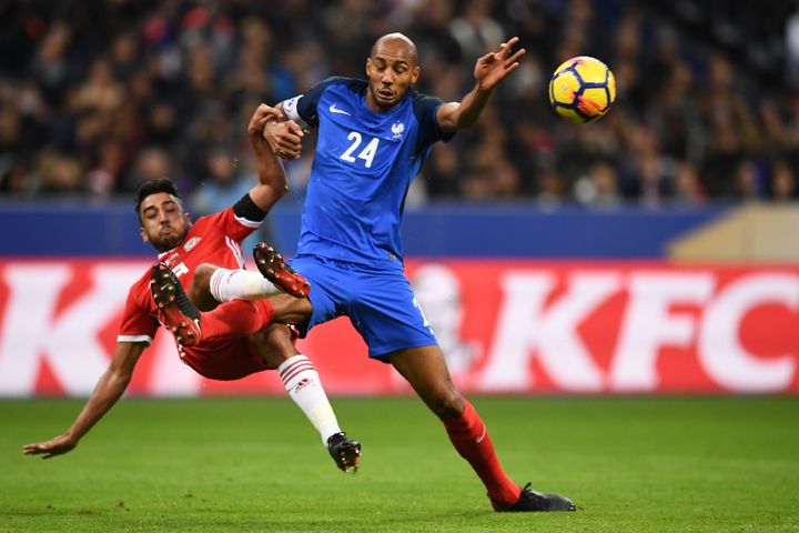 Le milieu de terrain des Bleus Steven Nzonzi lors d'un match amical face au pays de Galles, le 10 novembre 2017, au Stade de France. (FRANCK FIFE / AFP)