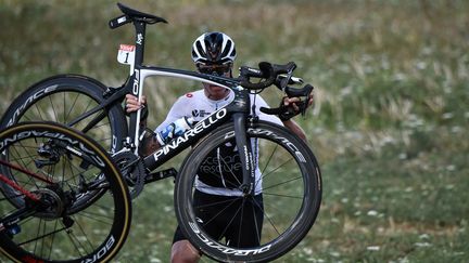 Chris Froome sort de route lors de la 1re étape du Tour de France 2018. (JEFF PACHOUD / POOL)