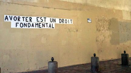 Un collage en faveur de l'avortement dans une rue de Paris, le 8 juillet 2022, où il est inscrit : "Avorter est un droit fondamental". (BRUNO LEVESQUE / MAXPPP)