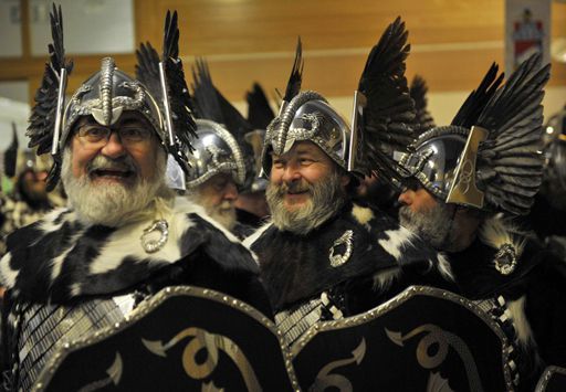 Des Vikings... très XXIe siècle participent au festival annuel Up Helly Aa à Lenwick dans les îles écossaises de Shetland le 28 janvier 2014. 