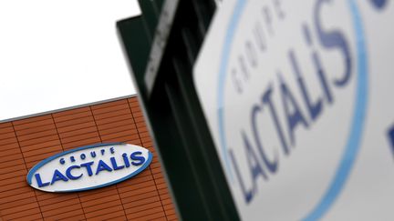 Le logo de Lactalis&nbsp;sur un bâtiment du groupe, à Laval (Mayenne), le 12 janvier 2018. (DAMIEN MEYER / AFP)