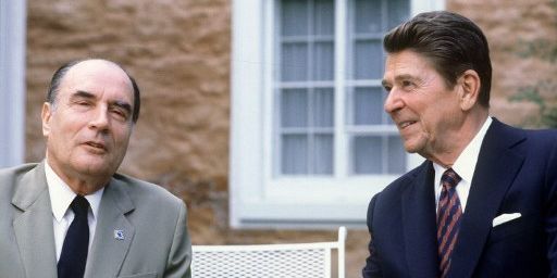 Le président français François Mitterrand et le président américain Ronald Reagan, le 23 juillet 1981 à Ottawa, au Canada, pendant le sommet des sept pays les plus industrialisés du monde (G7). (GEORGES BENDRIHEM / AFP)