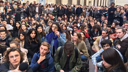 Des étudiants sont rassemblés vendredi 23 mars devant la faculté de droit de Montpellier en soutien aux victimes de violences dans la nuit du jeudi au vendredi par un groupe armé (Sauveur Vanni / France 3)