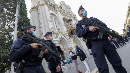 Les forces de l'ordre devant la basilique Notre-Dame à Nice où trois personnes ont été tuées dans un attentat, jeudi 29 octobre 2020. (ERIC GAILLARD / AFP)