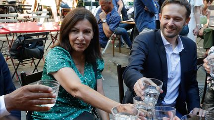 La maire sortante de Paris Anne Hidalgo aux côtés de l'écologiste&nbsp;David Belliard, le 2 juin 2020 à Paris.&nbsp; (FRANCOIS GUILLOT / AFP)