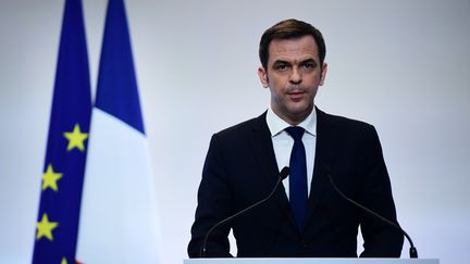 Olivier Véran s'exprime lors d'une conférence de presse, le 4 février 2021, à Paris. (MARTIN BUREAU / AFP)