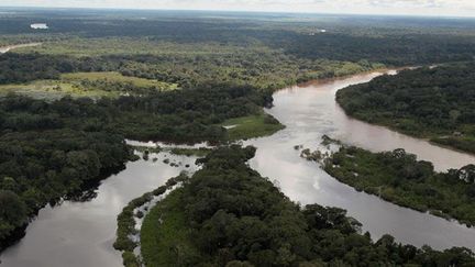 Cet axe permettrait de désenclaver cette région difficile entre montagne et forêt et offrir une ouverture vers le Brésil.

Financé à 80% par le Brésil, le budget s’élève à 415 m $. La société OAS est en charge de sa construction.

Mais sur 177 km, cette route traverse le Tipnis (de Cochabamba au Beni), zone d’une grande biodiversité où vivent 50 000 indiens d’ethnies moxeno, yurakaré et chimane. (REUTERS/David Mercado)