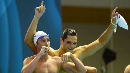 Fabien Gilot (G) et Florent Manaudou c&eacute;l&egrave;brent la victoire du relais 4x100 m fran&ccedil;ais aux championnats d'Europe de natation, &agrave; Berlin, le 18 ao&ucirc;t 2014.&nbsp; (JOHN MACDOUGALL / AFP)