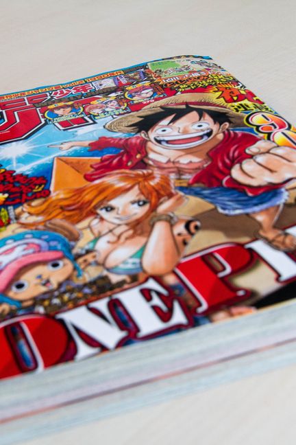 Le magazine "Weekly Shônen Jump" en&nbsp;papier, un format dépassé ? (ELODIE DROUARD / FRANCEINFO)