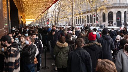 La foule des clients devant les grands magasins du boulevard Haussmann, à Paris (France) le 19 décembre 2020 (LP/MATTHIEU DE MARTIGNAC / MAXPPP)