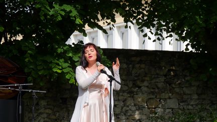 La chanteuse&nbsp;Elina Duni en concert dans un jardin de Coutances dans le cadre du festival Jazz sous les pommiers, le 31 mai 2019 (Annie YANBEKIAN)