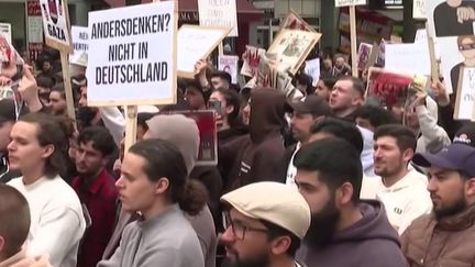 Eurozapping : une attaque à l’épée à Londres, manifestation polémique en Allemagne