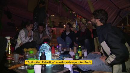 Paris : deuxième nuit place du Châtelet pour les écologistes d'Extinction Rebellion