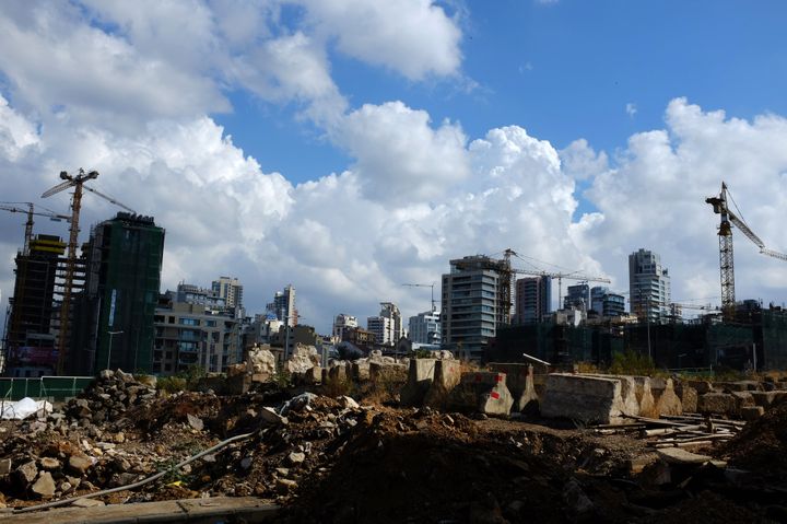 Partout dans Beyrouth (ici en octobre 2015), les vieux immeubles laissent la place à de nouvelles constructions. 
 (PATRICK BAZ / AFP)