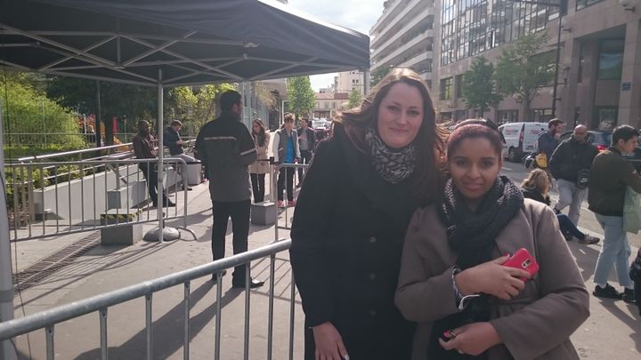 Sophie et Djeema, deux fans de "TPMP" devant les locaux de D8, le 28 avril 2016. (Pierre Lecornu/ francetv info)