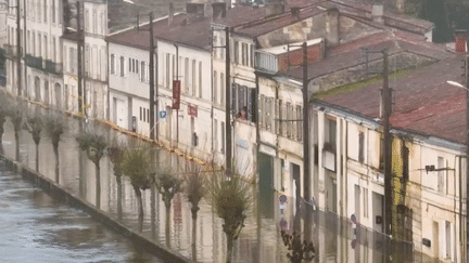 Inondations : la crue de la Charente pousse des habitants de Saintes à l'évacuation