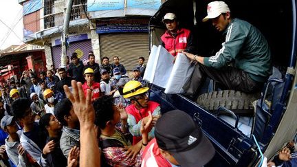 Distribution de tentes et de matériels aux victimes  (Sunil Pradhan / ANADOLU AGENCY)