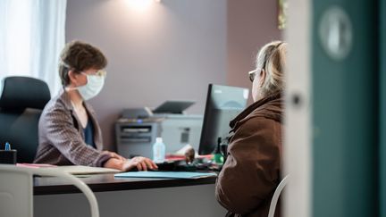 Une femme consulte une médecin généraliste en zone rurale, à son cabinet, pendant la pandémie de Covid-19, le 2 avril 2020. (Photo d'illustration) (ROMAIN LONGIERAS / HANS LUCAS / AFP)