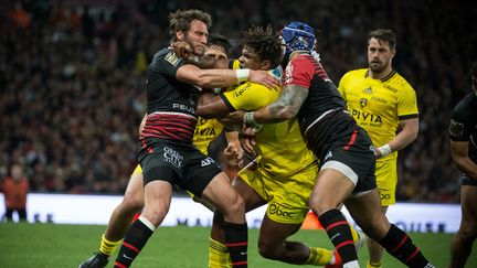 Duel musclé entre Jonathan Danty (La Rochelle) et Maxime Médard (Toulouse), le 30 avril 2022 au Stadium de Toulouse. (FREDERIC SCHEIBER / HANS LUCAS / AFP)