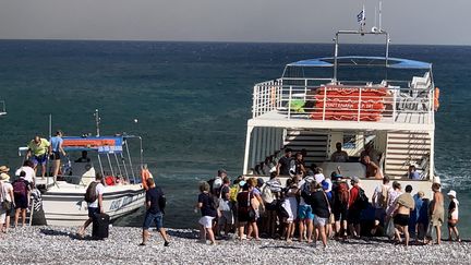 Une opération d'évacuation d'habitants et de touristes en cours sur l'île de Rhodes, en Grèce, menacée par des incendies. (DAMIANIDIS LEFTERIS / MAXPPP)