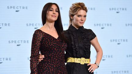 Monica Bellucci et Léa Seydoux posent lors de l'annonce de leur rôle de James Bond Girls dans "Spectre" de Sam Mendes, aux studios de Pinnewood, à côté de Londres, le 4 décembre 2014.
 (BEN STANSALL / AFP)