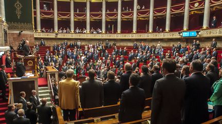 Les députés dans l'hémicycle de l'Assemblée nationale, le 6 octobre 2015 à Paris, lors d'une minute de silence pour les victimes des inondations dans le sud de la France. (CITIZENSIDE / YANN KORBI / AFP)