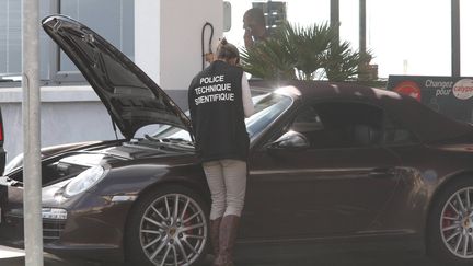 Des policiers enqu&ecirc;tent apr&egrave;s l'assassinat de l'avocat corse Antoine Sollacaro, &agrave; Ajaccio (Corse-du-Sud), le 16 octobre 2012. (MAXPPP)