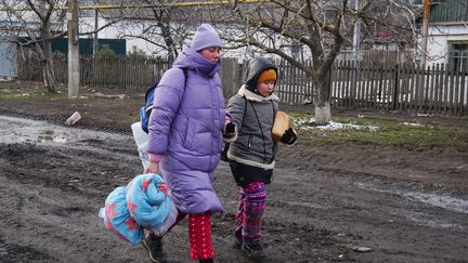 Des habitants de Marioupol en Ukraine, le 11 mars 2022. (VLADIMIR RODIONOV / SPUTNIK)