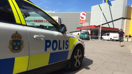 Une voiture de police devant le magasin Ikea dans lequel deux clients sont morts poignard&eacute;s, le 10 ao&ucirc;t 2015, &agrave; V&auml;ster&aring;s&nbsp;(Su&egrave;de). (PETER KRUGER / AFP)