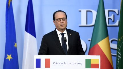 Fran&ccedil;ois Hollande, jeudi 2 juillet 2015, lors d'une conf&eacute;rence de presse, &agrave; Cotonou,&nbsp;au B&eacute;nin, dans le cadre d'une tourn&eacute;e africaine. (ALAIN JOCARD / AFP)